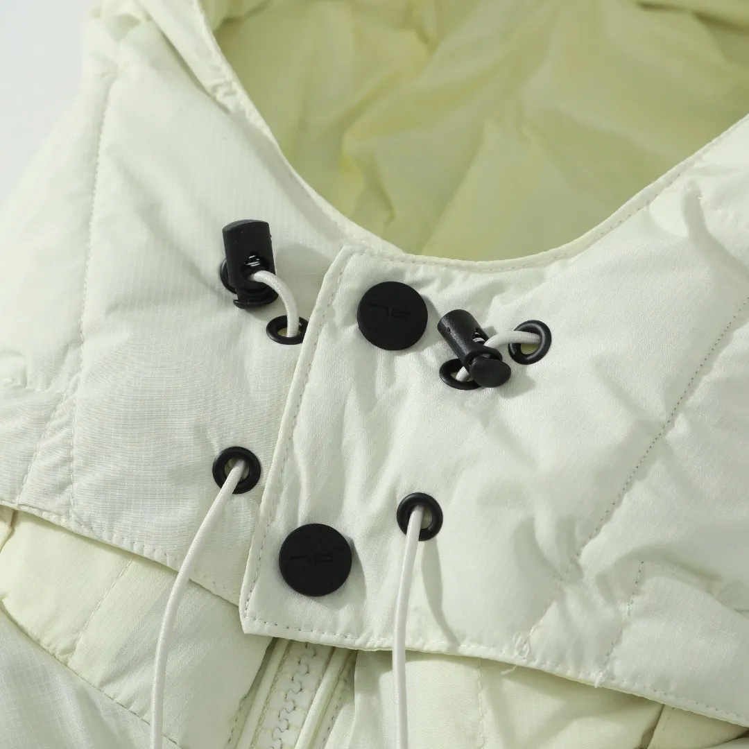 P660 #R54 Ralph Lauren/Ralph Lauren hooded down jacket (top quality, feel free to compare), using imported Barudan embroidery machine, carefully crafted with thousands of needles electric embroidery technology. Imported No. 7 needles and special embroidery thread ensure that every letter of the polo logo is full, three-dimensional and clear, creating the "most expensive embroidery logo" that can be called a work of art. Top-notch velvet core, luxurious warmth. Filled with national standard 80% high-quality white duck down, bringing excellent thermal insulation performance. At the same time, it is lightweight and can quickly regain its fluffiness after compression, bringing you a warm embrace without burden and resisting the harsh winter. Technical fabrics, no fear of wind and snow •Long-lasting fluffy and shape-retaining: High-quality filling ensures that the down jacket is not easy to stiffen and keeps you warm for a long time. •Strict anti-velvet technology: Using 400T gall fabric with pinhole retraction technology, it fundamentally eliminates the phenomenon of velvet leakage and makes wearing more secure. •All-round protective experience: Windproof and waterproof matte fabric, combined with an adjustable hem with a built-in drawstring buckle, can effectively lock in temperature and cold, and cope with changeable weather. Perfect details, creating a classic •Original electroplated YK zipper, smooth and durable, with brand texture highlighted in every detail. •Detachable hood design, one garment can be worn multiple times to meet different occasions and outfit needs. •Original hangtag and washed label, quality guaranteed. Five colors come together for couples to enjoy together: black is cool, beige is gentle, navy is calm, khaki is retro, and green is fresh. Available in five colors, the same style for men and women, it can be worn perfectly as a couple's outfit or a personalized item, becoming an indispensable fashion equipment on the streets in winter. Color: black, khaki, navy blue, army green, beige Size: S M L 66 67
